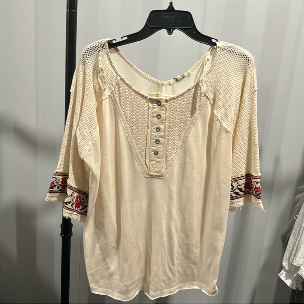 No from Buckle gimmicks Bell sleeve Henley top, M